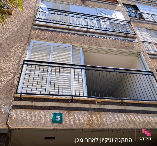 מרפסת עם מעקה מתכת בבניין מגורים